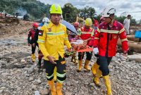 Emergency Response Team grup Merdeka membantu proses evakuasi korban bencana di Tapanuli Utara, Sumatera Utara.