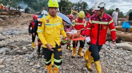 Emergency Response Team grup Merdeka membantu proses evakuasi korban bencana di Tapanuli Utara, Sumatera Utara.