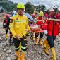 Emergency Response Team grup Merdeka membantu proses evakuasi korban bencana di Tapanuli Utara, Sumatera Utara.