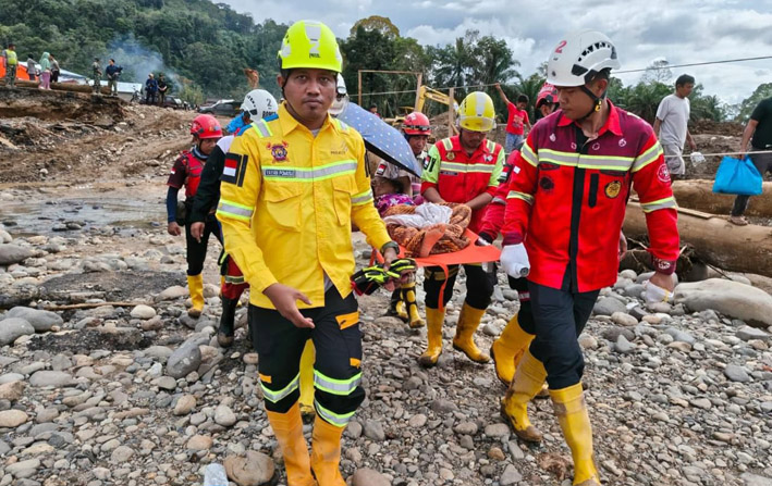 Emergency Response Team grup Merdeka membantu proses evakuasi korban bencana di Tapanuli Utara, Sumatera Utara.