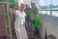 Wakil Bupati Sidoarjo, Hj Mimik Idayana, melakukan inspeksi mendadak (sidak) ke lokasi proyek pembangunan SMPN 2 Prambon, Senin (15/12/2025).