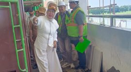 Wakil Bupati Sidoarjo, Hj Mimik Idayana, melakukan inspeksi mendadak (sidak) ke lokasi proyek pembangunan SMPN 2 Prambon, Senin (15/12/2025).