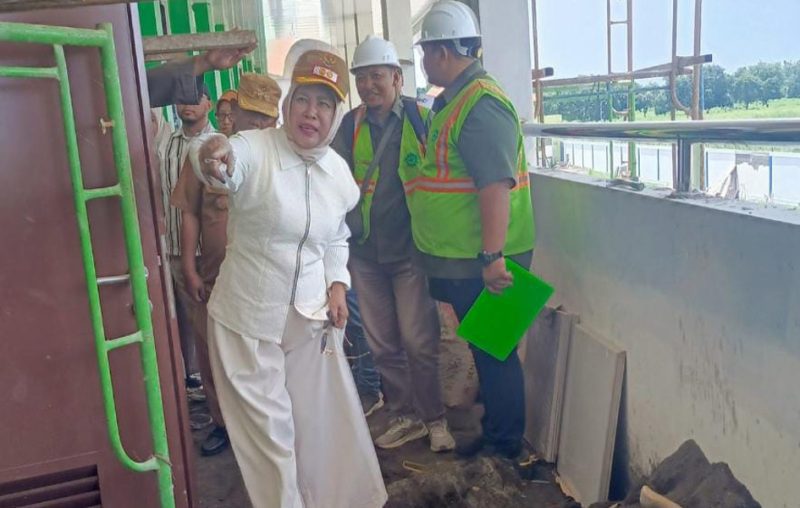 Wakil Bupati Sidoarjo, Hj Mimik Idayana, melakukan inspeksi mendadak (sidak) ke lokasi proyek pembangunan SMPN 2 Prambon, Senin (15/12/2025).