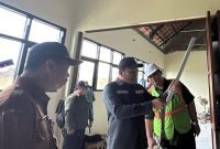 Bupati Sidoarjo H. Subandi melakukan sidak pembangunan SD Negeri Suko, Kecamatan Sukodono, Senin (15/12/2025).