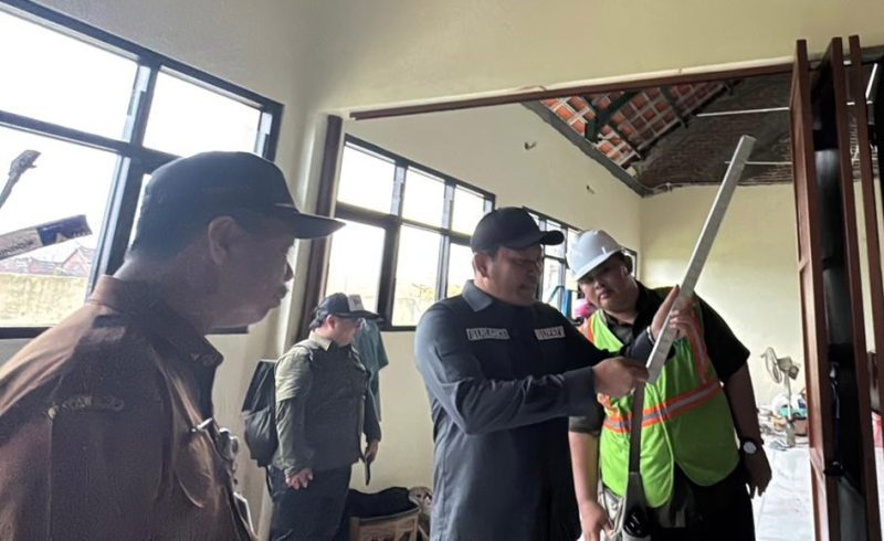 Bupati Sidoarjo H. Subandi melakukan sidak pembangunan SD Negeri Suko, Kecamatan Sukodono, Senin (15/12/2025).