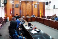 Bupati Sidoarjo H. Subandi SH, M.Kn memimpin rapat terkait pembangunan pintu air dan rumah pompa (Boezem) di Desa Kedungpeluk Kecamatan Candi, Rapat yang diselenggarakan di Opsroom Setda Kab. Sidoarjo, Senin (01/12/2025).