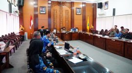 Bupati Sidoarjo H. Subandi SH, M.Kn memimpin rapat terkait pembangunan pintu air dan rumah pompa (Boezem) di Desa Kedungpeluk Kecamatan Candi, Rapat yang diselenggarakan di Opsroom Setda Kab. Sidoarjo, Senin (01/12/2025).