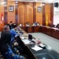 Bupati Sidoarjo H. Subandi SH, M.Kn memimpin rapat terkait pembangunan pintu air dan rumah pompa (Boezem) di Desa Kedungpeluk Kecamatan Candi, Rapat yang diselenggarakan di Opsroom Setda Kab. Sidoarjo, Senin (01/12/2025).