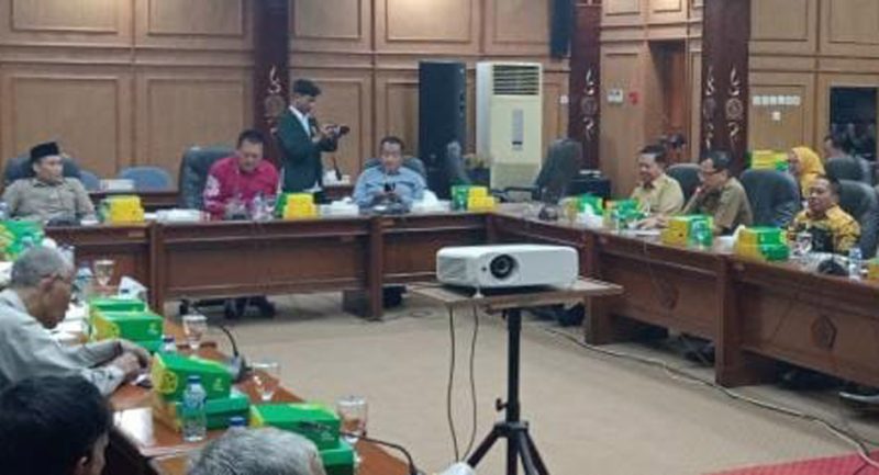 Hearing komisi B Dan C dengan Puluhan warga RT 3 RW 1 Desa Sruni Kecamatan Gedangan, Selasa (20/1/2026) di ruang Paripurna DPRD Sidoarjo.