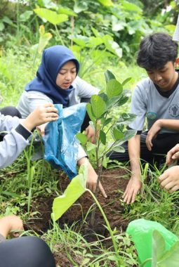 Kader Adiwiyata SMA Al Muslim Tanam Pohon di Bantaran Sungai Driyorejo Peringati Hari Sejuta Pohon 2026