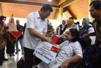 Bupati Sidoarjo Subandi secara simbolis serahkan bantuan kepada penerima manfaat di Pendopo Delta Wibawa, Rabu (18/2/2026). 