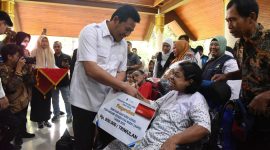 Bupati Sidoarjo Subandi secara simbolis serahkan bantuan kepada penerima manfaat di Pendopo Delta Wibawa, Rabu (18/2/2026). 