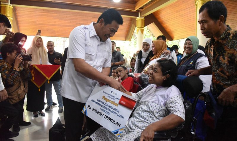 Bupati Sidoarjo Subandi secara simbolis serahkan bantuan kepada penerima manfaat di Pendopo Delta Wibawa, Rabu (18/2/2026). 