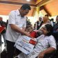 Bupati Sidoarjo Subandi secara simbolis serahkan bantuan kepada penerima manfaat di Pendopo Delta Wibawa, Rabu (18/2/2026). 