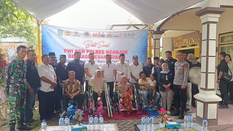 Memperingati Hari Pers Nasional (HPN) 2026, Persatuan Wartawan Indonesia (PWI) Kabupaten Nganjuk menggelar aksi kemanusiaan di halaman Sekretariat PWI Nganjuk, Kelurahan Payaman, Rabu (18/2/2026). 