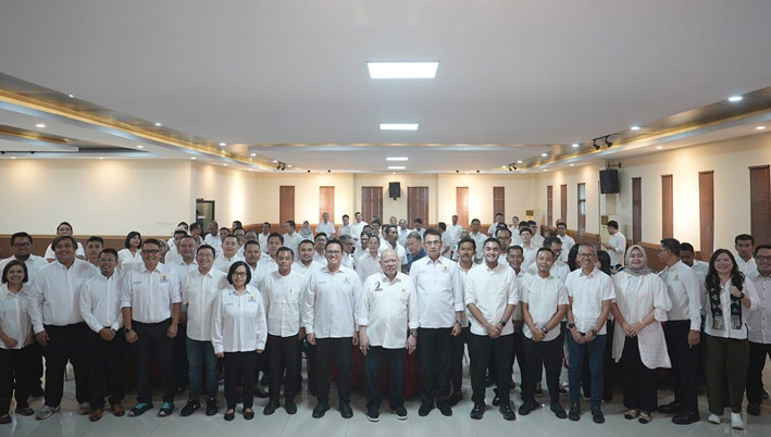 Anggota MPR RI yang juga anggota DPD RI daerah pemilihan Jawa Timur, AA LaNyalla Mahmud Mattalitti, melakukan Sosialisasi Empat Pilar MPR RI kepada para pelaku ekonomi yang tergabung dalam Kamar Dagang dan Industri (Kadin) Kota Surabaya di Graha Kadin Jatim, Surabaya, Rabu (11/2/2026).