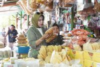 Wakil Bupati Sidoarjo Hj. Mimik Idayana melakukan inspeksi mendadak (sidak) harga kebutuhan pokok di Pasar Porong, Selasa (24/2/2026).