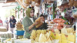 Wakil Bupati Sidoarjo Hj. Mimik Idayana melakukan inspeksi mendadak (sidak) harga kebutuhan pokok di Pasar Porong, Selasa (24/2/2026).