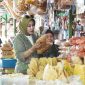 Wakil Bupati Sidoarjo Hj. Mimik Idayana melakukan inspeksi mendadak (sidak) harga kebutuhan pokok di Pasar Porong, Selasa (24/2/2026).