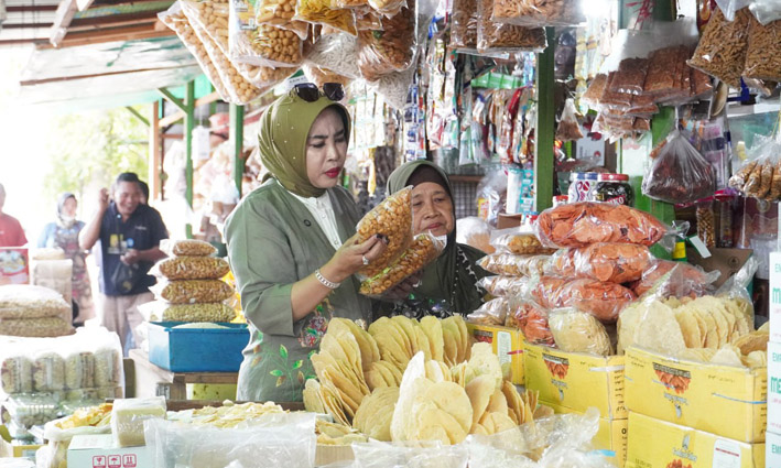 Wakil Bupati Sidoarjo Hj. Mimik Idayana melakukan inspeksi mendadak (sidak) harga kebutuhan pokok di Pasar Porong, Selasa (24/2/2026).