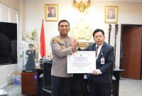 Penghargaan Presisi Award diberikan Direktur Eksekutif Lemkapi Dr. Edi Saputra Hasibuan kepada Kapolresta Sidoarjo Kombes. Pol. Dr. Christian Tobing, Rabu (18/2/2026) di Mako Polresta Sidoarjo.