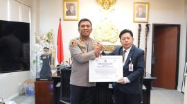 Penghargaan Presisi Award diberikan Direktur Eksekutif Lemkapi Dr. Edi Saputra Hasibuan kepada Kapolresta Sidoarjo Kombes. Pol. Dr. Christian Tobing, Rabu (18/2/2026) di Mako Polresta Sidoarjo.