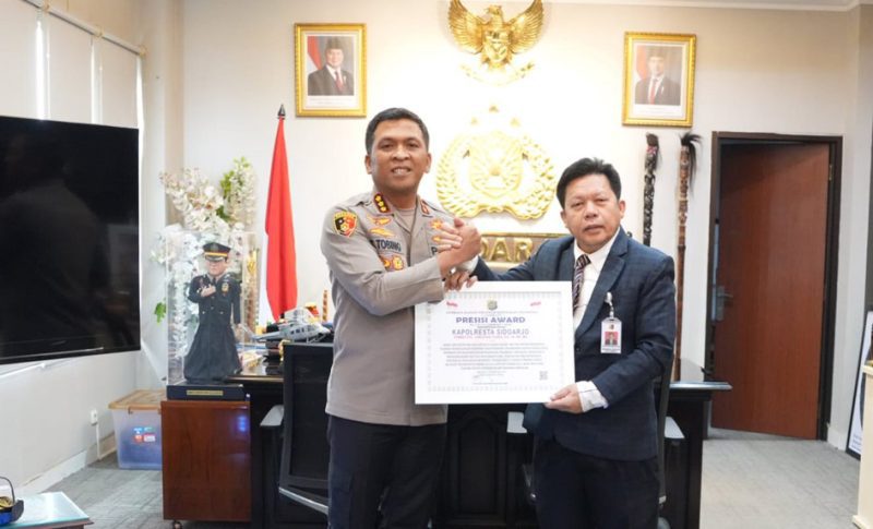 Penghargaan Presisi Award diberikan Direktur Eksekutif Lemkapi Dr. Edi Saputra Hasibuan kepada Kapolresta Sidoarjo Kombes. Pol. Dr. Christian Tobing, Rabu (18/2/2026) di Mako Polresta Sidoarjo.