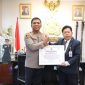 Penghargaan Presisi Award diberikan Direktur Eksekutif Lemkapi Dr. Edi Saputra Hasibuan kepada Kapolresta Sidoarjo Kombes. Pol. Dr. Christian Tobing, Rabu (18/2/2026) di Mako Polresta Sidoarjo.