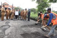 Bupati Subandi saat melihat langsung proyek perbaikan di dua ruas jalan utama Kecamatan Sukodono, yakni Jalan Kebonagung-Sukodono dan Sukodono-Ponokawan, Selasa (24/2/2026). 