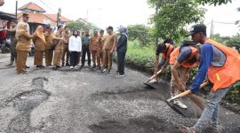Bupati Subandi saat melihat langsung proyek perbaikan di dua ruas jalan utama Kecamatan Sukodono, yakni Jalan Kebonagung-Sukodono dan Sukodono-Ponokawan, Selasa (24/2/2026). 