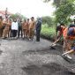 Bupati Subandi saat melihat langsung proyek perbaikan di dua ruas jalan utama Kecamatan Sukodono, yakni Jalan Kebonagung-Sukodono dan Sukodono-Ponokawan, Selasa (24/2/2026). 