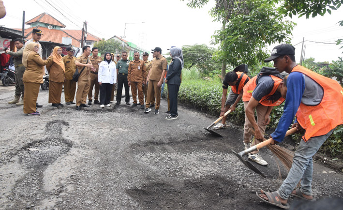 Bupati Subandi saat melihat langsung proyek perbaikan di dua ruas jalan utama Kecamatan Sukodono, yakni Jalan Kebonagung-Sukodono dan Sukodono-Ponokawan, Selasa (24/2/2026). 