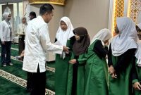 Regional CEO BRI Region 12 Surabaya, Reza Syahrizal Setiaputra, kepada perwakilan anak-anak panti asuhan. 