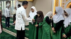 Regional CEO BRI Region 12 Surabaya, Reza Syahrizal Setiaputra, kepada perwakilan anak-anak panti asuhan. 