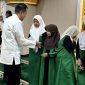Regional CEO BRI Region 12 Surabaya, Reza Syahrizal Setiaputra, kepada perwakilan anak-anak panti asuhan. 