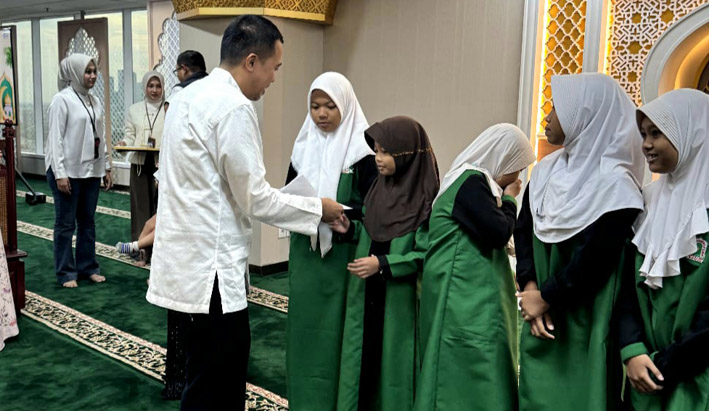Regional CEO BRI Region 12 Surabaya, Reza Syahrizal Setiaputra, kepada perwakilan anak-anak panti asuhan. 
