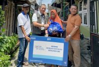 PT Bank Rakyat Indonesia (Persero) Tbk atau BRI Region 12 Surabaya melalui program BRI Peduli menyalurkan paket sembako kepada masyarakat sebagai bentuk kepedulian sosial kepada warga di sekitar wilayah kerjanya.