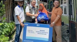 PT Bank Rakyat Indonesia (Persero) Tbk atau BRI Region 12 Surabaya melalui program BRI Peduli menyalurkan paket sembako kepada masyarakat sebagai bentuk kepedulian sosial kepada warga di sekitar wilayah kerjanya.