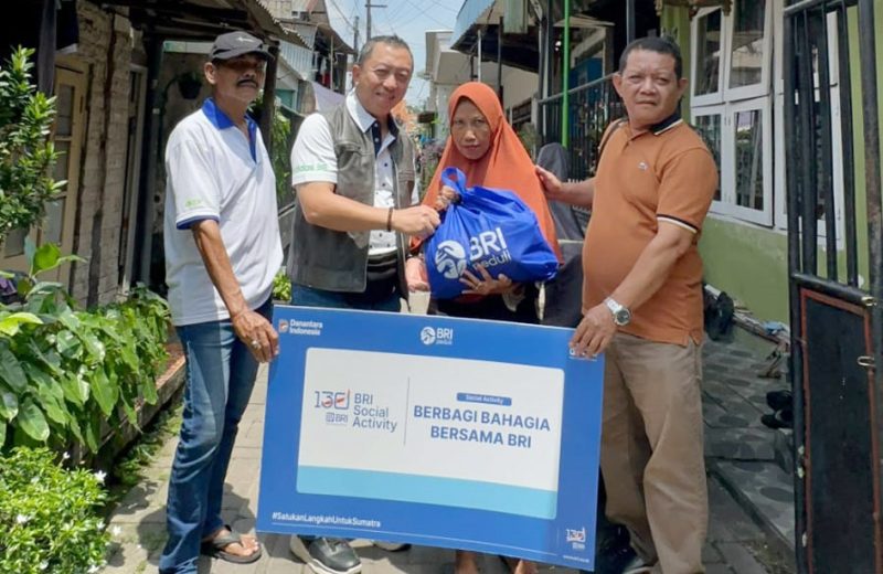 PT Bank Rakyat Indonesia (Persero) Tbk atau BRI Region 12 Surabaya melalui program BRI Peduli menyalurkan paket sembako kepada masyarakat sebagai bentuk kepedulian sosial kepada warga di sekitar wilayah kerjanya.