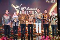 Direktur Utama Petrokimia Gresik, Daconi Khotob (dua dari kanan) saat menerima penghargaan pada ajang 15th Anugerah BUMN 2026 di Jakarta