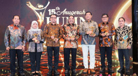 Direktur Utama Petrokimia Gresik, Daconi Khotob (dua dari kanan) saat menerima penghargaan pada ajang 15th Anugerah BUMN 2026 di Jakarta