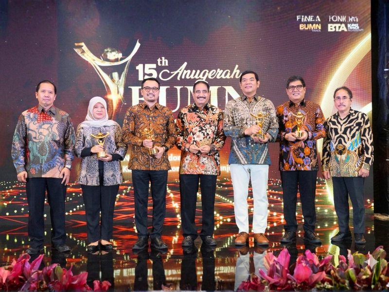 Direktur Utama Petrokimia Gresik, Daconi Khotob (dua dari kanan) saat menerima penghargaan pada ajang 15th Anugerah BUMN 2026 di Jakarta