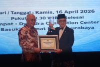 Ketua Umum PWI Pusat Akhmad Munir menyerahkan penghargaan PWI Jatim Award 2026 kepada Menteri Haji dan Umrah RI KH Mochamad Irfan Yusuf Hasyim (Gus Irfan) pada puncak HPN 2026 di Dyandra Convention Center Surabaya, Kamis (16/4/2026).