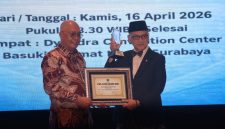 Ketua Umum PWI Pusat Akhmad Munir menyerahkan penghargaan PWI Jatim Award 2026 kepada Menteri Haji dan Umrah RI KH Mochamad Irfan Yusuf Hasyim (Gus Irfan) pada puncak HPN 2026 di Dyandra Convention Center Surabaya, Kamis (16/4/2026).