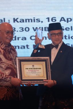 Puncak HPN 2026 di Surabaya, Gus Irfan Raih PWI Jatim Award atas Transformasi Haji