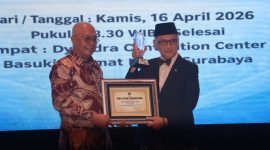 Ketua Umum PWI Pusat Akhmad Munir menyerahkan penghargaan PWI Jatim Award 2026 kepada Menteri Haji dan Umrah RI KH Mochamad Irfan Yusuf Hasyim (Gus Irfan) pada puncak HPN 2026 di Dyandra Convention Center Surabaya, Kamis (16/4/2026).