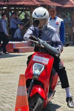 Santri Al Amanah Krian Dapat Edukasi Safety Riding dari Polresta Sidoarjo