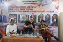 DISKUSI IRAN: (dari kiri) Lely Puspitasari, Tofan Mahdi, dan Zezen Zaenal Mutaqien dalam Diskusi Publik di MN KAHMI, Sabtu (18/4).