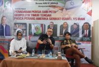 DISKUSI IRAN: (dari kiri) Lely Puspitasari, Tofan Mahdi, dan Zezen Zaenal Mutaqien dalam Diskusi Publik di MN KAHMI, Sabtu (18/4).