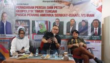 DISKUSI IRAN: (dari kiri) Lely Puspitasari, Tofan Mahdi, dan Zezen Zaenal Mutaqien dalam Diskusi Publik di MN KAHMI, Sabtu (18/4).